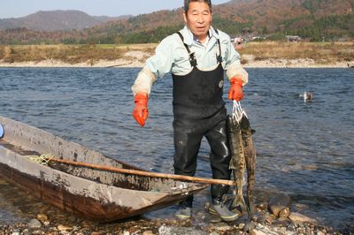 荒川の鮭の漁師さん.jpg