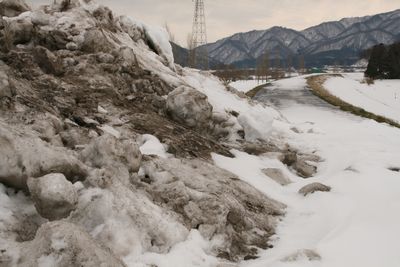 荒川の堤防の雪山.jpg