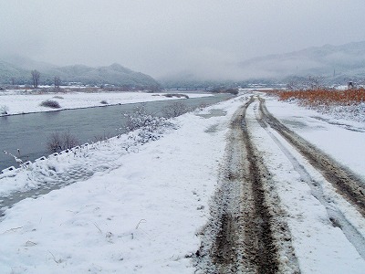 積雪の荒川.jpg