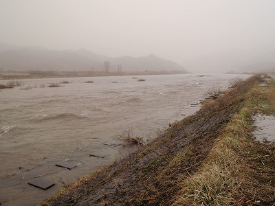 増水の荒川.jpg